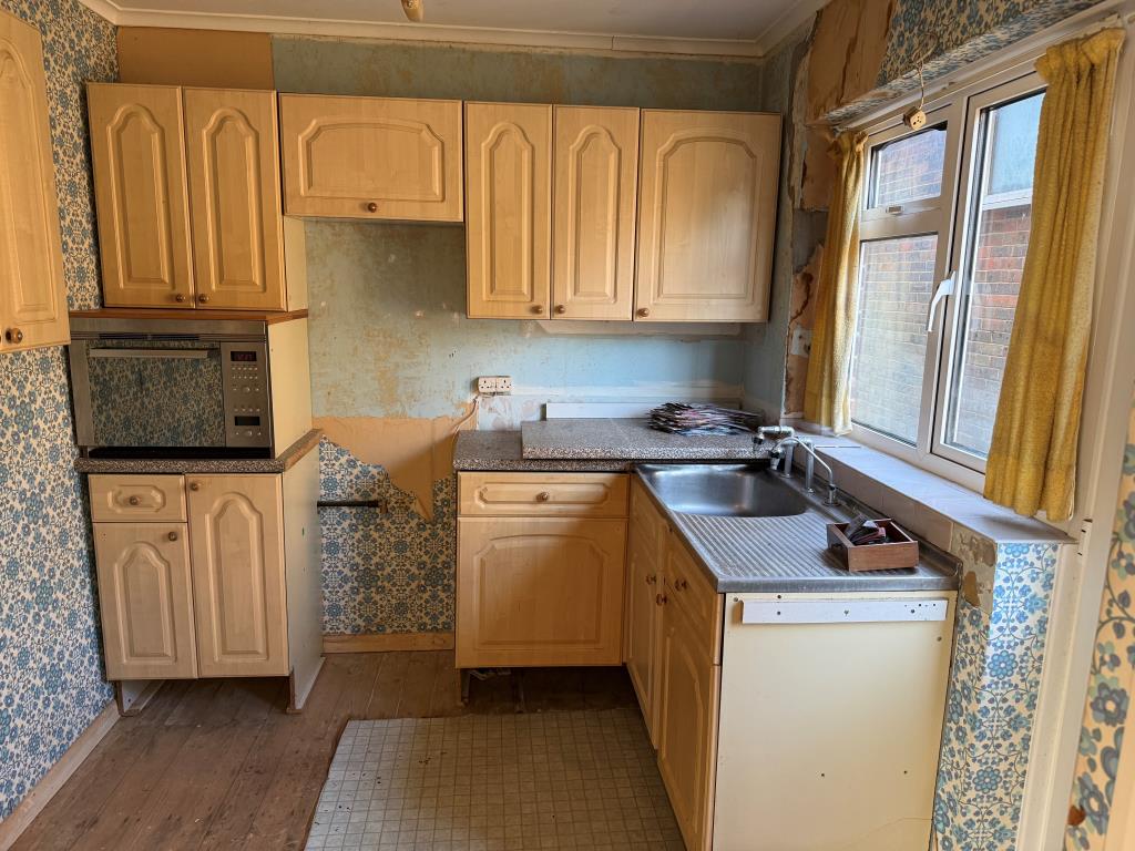 Lot: 87 - TWO-BEDROOM FLAT WITH GARAGE IN NEED OF UPDATING - Kitchen with side window and fitted units